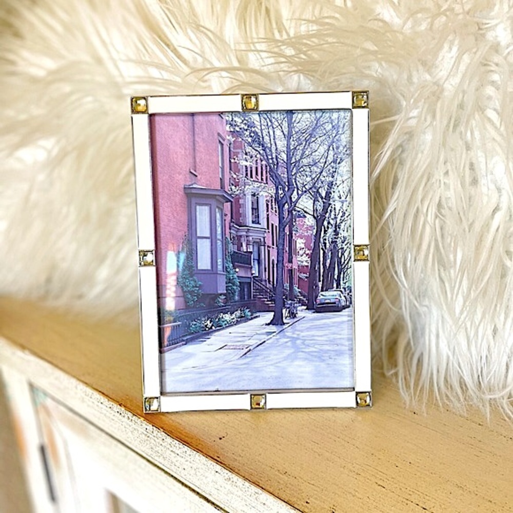 NEW 5X7 WHITE AND SILVER JEWELLED PICTURE FRAME WITH BLACK VELVET BACKING